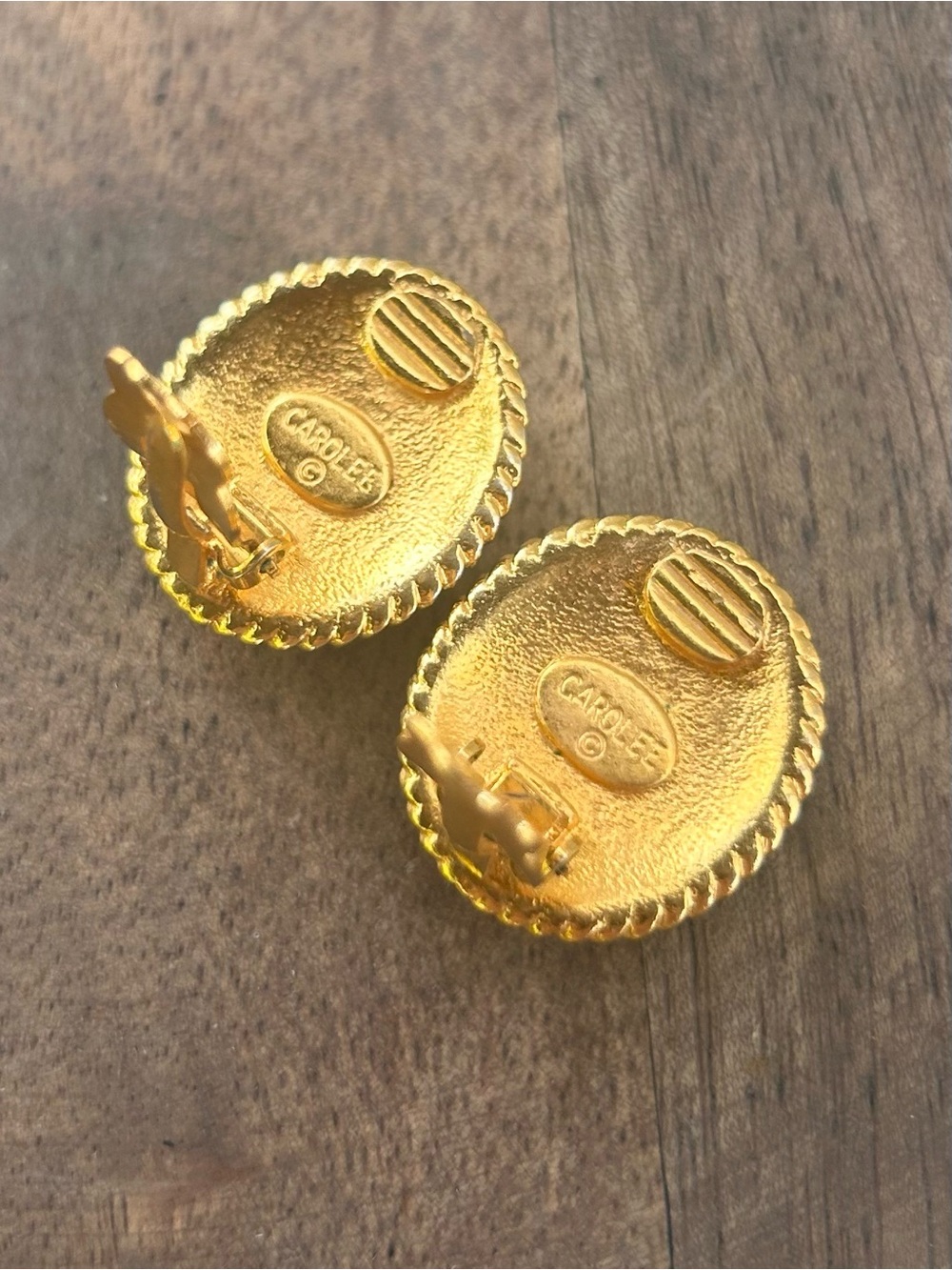 Vintage CAROLEE signed black and gold enamel faux pearl oval clip on earrings - Picture 4 of 6